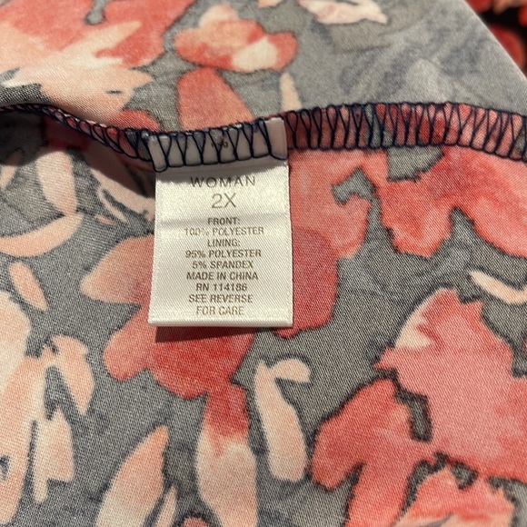 Roz & Ali Navy Floral Top 2X - Picture 5 of 5